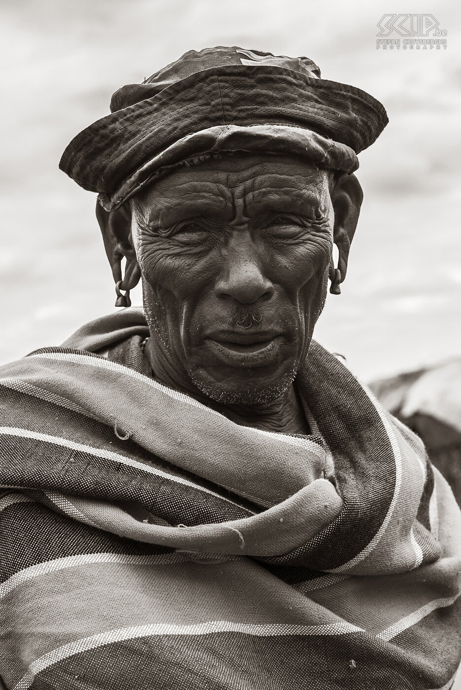 Kisima - Samburu lmuget - Mzee (old man) An old Samburu man is called a mzee. They mostly don't wear traditional cloths nor many ornaments. Stefan Cruysberghs